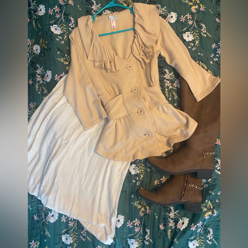 Downeast ruffle jacket in tan GUC M medium